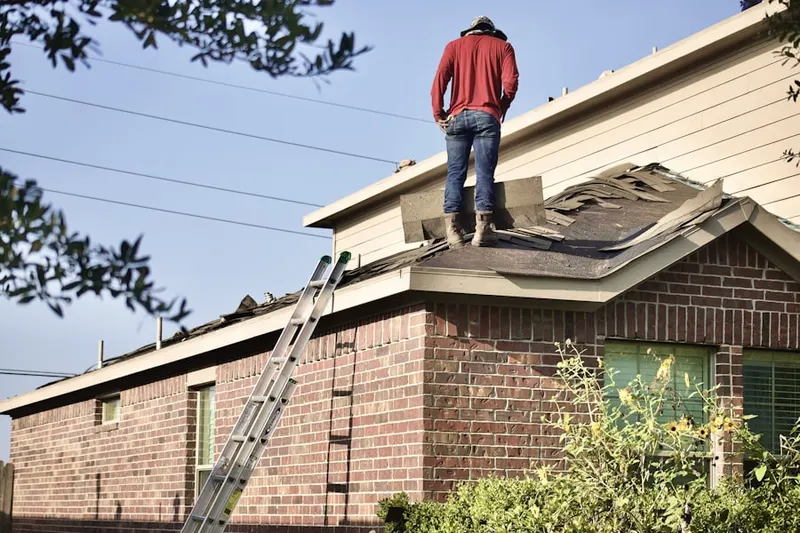 Professional roofer working on a residential roof in Villa Del-Ray